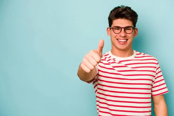 Jovem Caucasiano Isolado Fundo Azul Sorrindo Levantando Polegar Para Cima — Fotografia de Stock