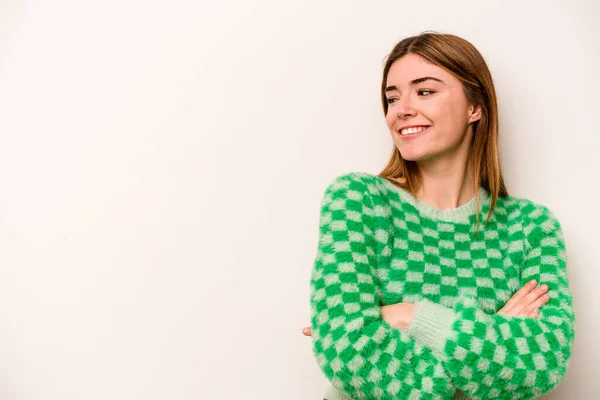 Jovem Caucasiana Isolada Fundo Branco Sorrindo Confiante Com Braços Cruzados — Fotografia de Stock