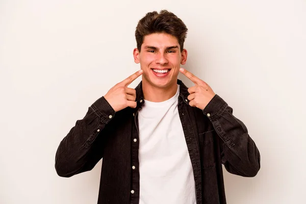 Beyaz Arka Planda Izole Edilmiş Genç Beyaz Adam Gülümsüyor Parmaklarını — Stok fotoğraf