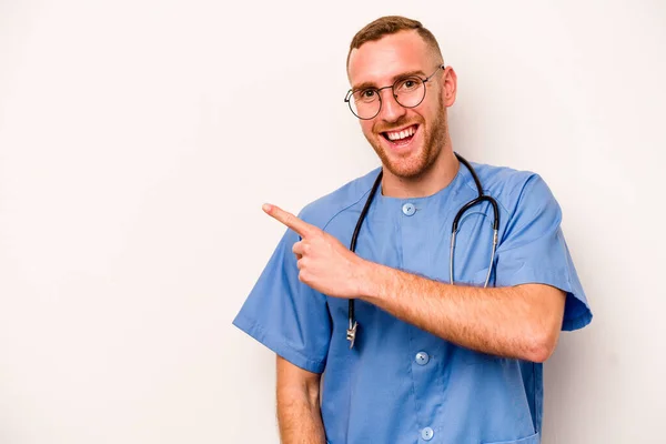 Junge Kaukasische Krankenschwester Mann Isoliert Auf Weißem Hintergrund Lächelnd Und — Stockfoto