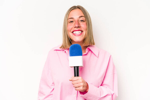 Молодая кавказская журналистка изолирована на белом фоне