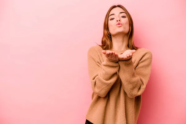 Jeune Femme Caucasienne Isolée Sur Fond Rose Pliant Les Lèvres — Photo