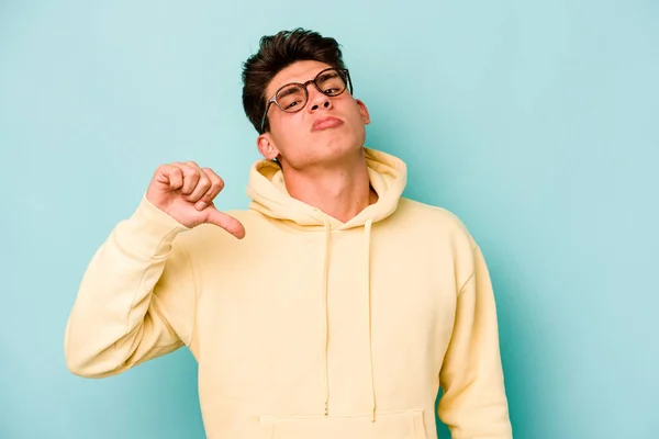 Homem Caucasiano Jovem Isolado Fundo Azul Mostrando Gesto Antipatia Polegares — Fotografia de Stock