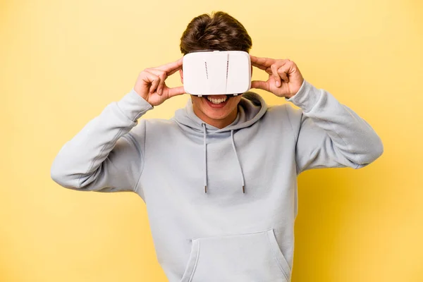 Joven Hombre Caucásico Con Gafas Virtuales Aisladas Sobre Fondo Amarillo —  Fotos de Stock
