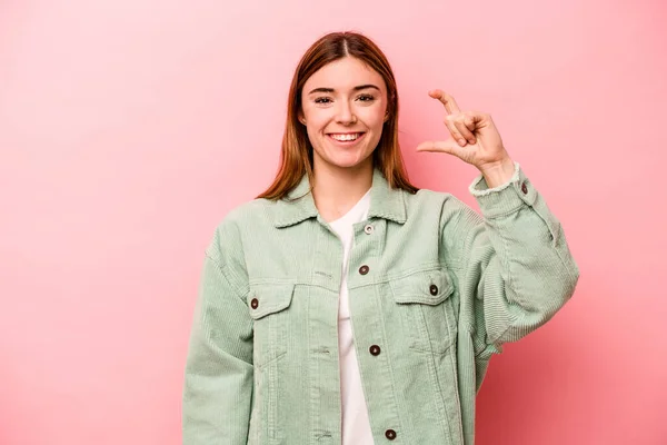 Joven Mujer Caucásica Aislada Sobre Fondo Rosa Sosteniendo Algo Poco —  Fotos de Stock