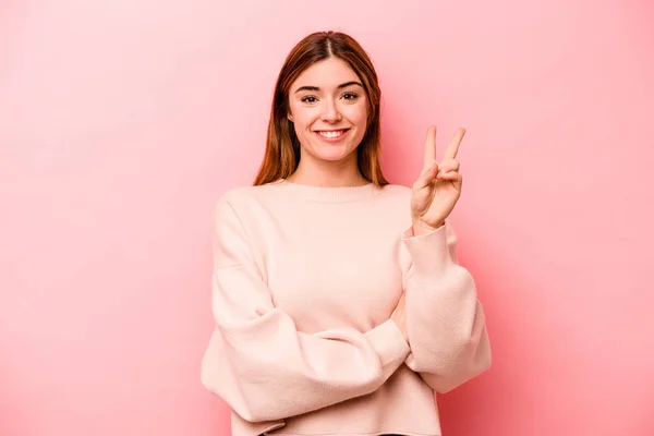Mladá Kavkazská Žena Izolované Růžovém Pozadí Ukazující Číslo Dvě Prsty — Stock fotografie