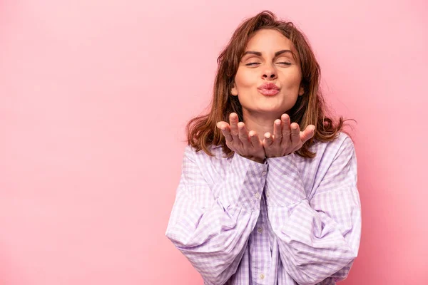 Mladá Běloška Žena Izolované Růžovém Pozadí Skládací Rty Držení Dlaně — Stock fotografie