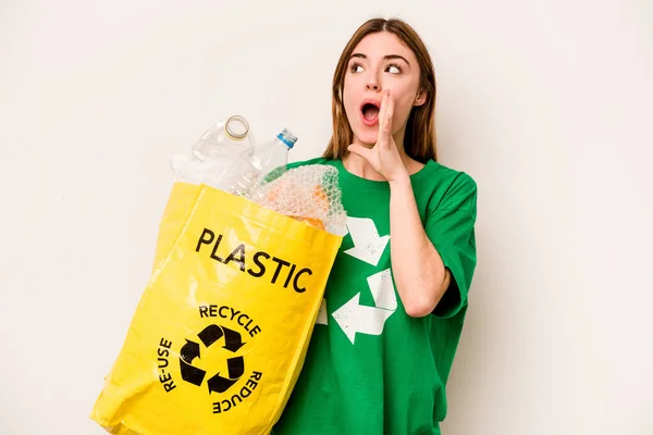Młoda Kobieta Trzymająca Worek Pełen Plastikowych Butelek Recyklingu Odizolowanych Białym — Zdjęcie stockowe