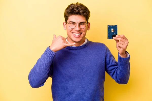 Joven Hombre Informatico Caucásico Aislado Sobre Fondo Amarillo Mostrando Gesto —  Fotos de Stock