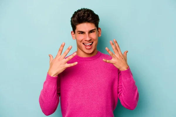 Jovem Caucasiano Isolado Fundo Azul Mostrando Número Dez Com Mãos — Fotografia de Stock