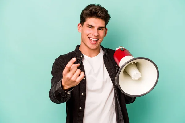 Ung Kaukasisk Man Håller Megafon Isolerad Vit Bakgrund Pekar Med — Stockfoto