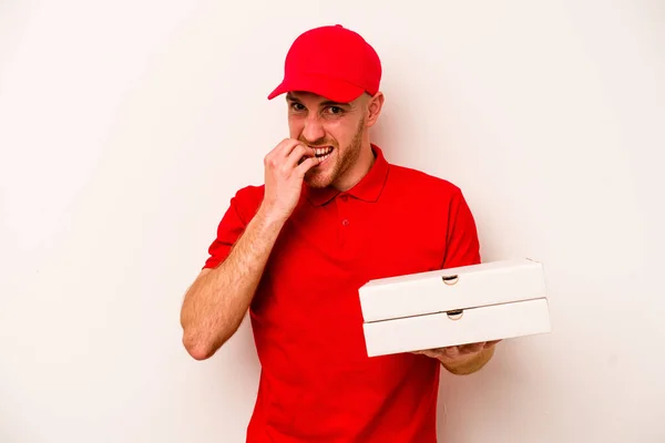 Jeune Accouchement Homme Caucasien Tenant Des Pizzas Isolées Sur Fond — Photo
