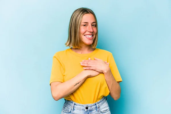 Mulher Caucasiana Jovem Isolado Fundo Azul Tem Expressão Amigável Pressionando — Fotografia de Stock