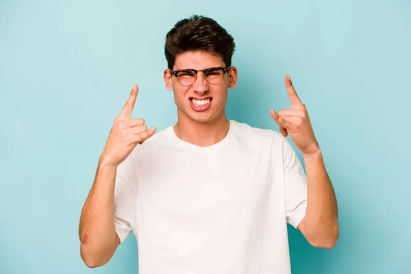 Jonge Blanke Man Geïsoleerd Blauwe Achtergrond Met Een Horens Gebaar — Stockfoto