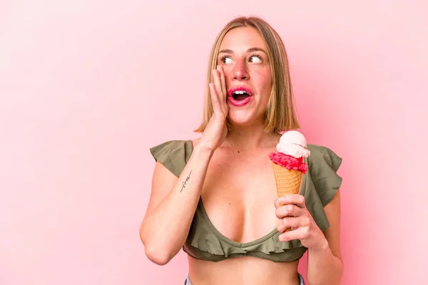 Junge Kaukasische Frau Trägt Einen Bikini Und Hält Ein Eis — Stockfoto