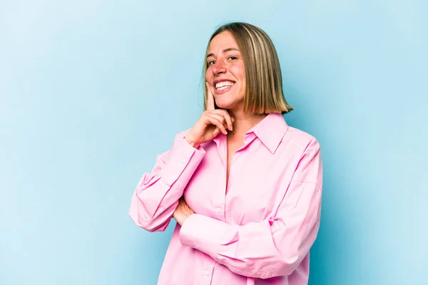 Mulher Caucasiana Jovem Isolado Fundo Azul Sorrindo Feliz Confiante Tocando — Fotografia de Stock