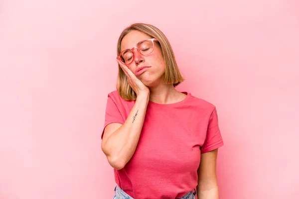 Mulher Caucasiana Jovem Isolado Fundo Rosa Que Está Entediado Fatigado — Fotografia de Stock