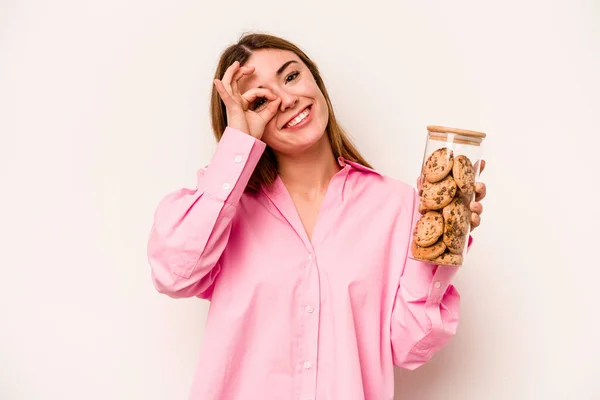 Молода Біла Жінка Тримає Банку Печива Ізольовано Білому Тлі Збуджуючий — стокове фото