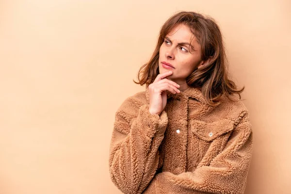 Young Caucasian Woman Isolated Beige Background Looking Sideways Doubtful Skeptical — Stock Photo, Image