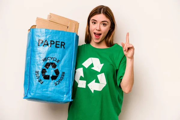 Młoda Kobieta Trzyma Torbę Pełną Papieru Recyklingu Odizolowanych Białym Tle — Zdjęcie stockowe