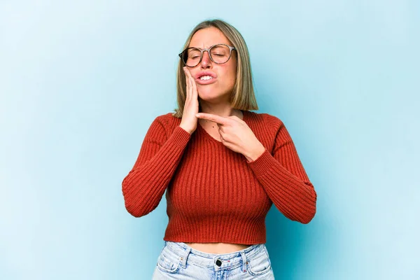 Mujer Joven Caucásica Aislada Sobre Fondo Azul Con Fuerte Dolor —  Fotos de Stock