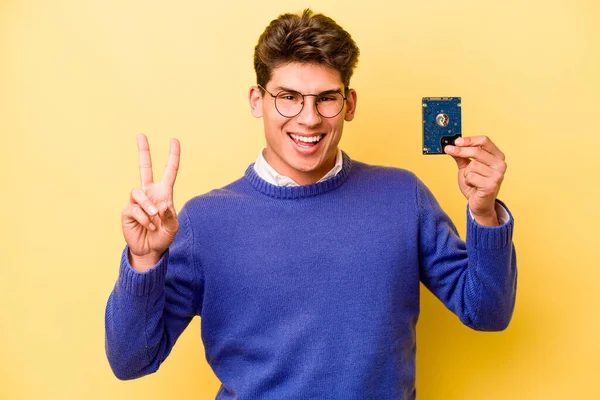 Mladý Kavkazský Informatik Izolovaný Žlutém Pozadí Radostný Bezstarostný Ukazující Symbol — Stock fotografie