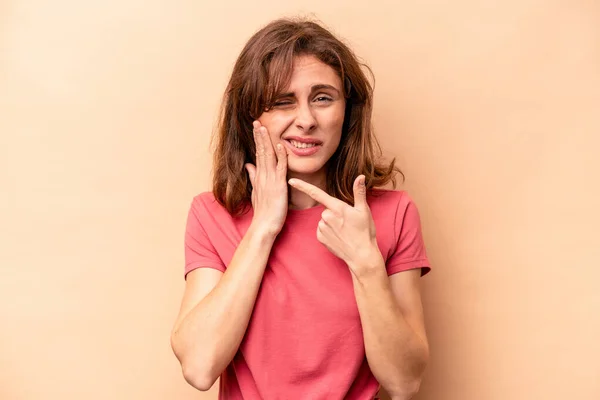 Ung Kaukasisk Kvinna Isolerad Beige Bakgrund Har Stark Tänder Smärta — Stockfoto