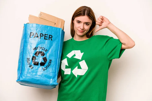 Młoda Kobieta Trzymająca Worek Papierem Recyklingu Odizolowany Białym Tle Czuje — Zdjęcie stockowe