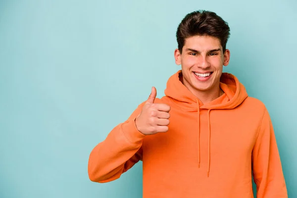 Jonge Blanke Man Geïsoleerd Blauwe Achtergrond Glimlachen Het Verhogen Van — Stockfoto