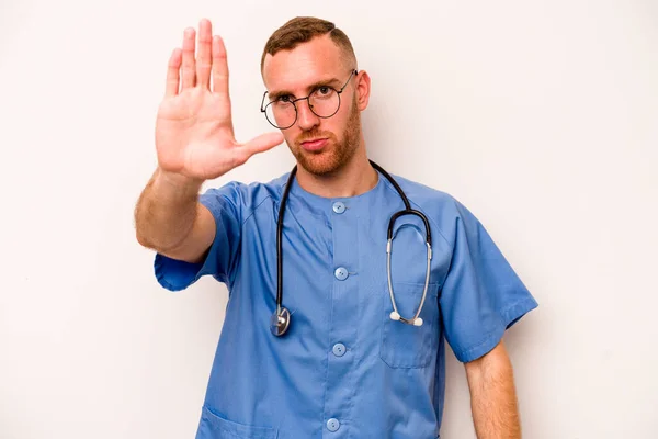 Jovem Enfermeiro Caucasiano Isolado Fundo Branco Com Mão Estendida Mostrando — Fotografia de Stock