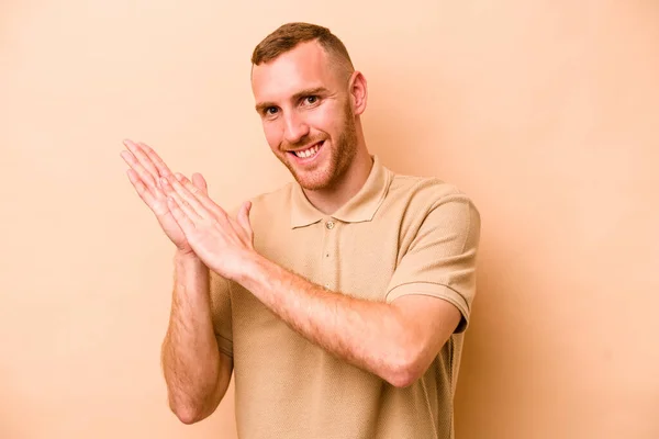 Young Caucasian Man Isolated Beige Background Feeling Energetic Comfortable Rubbing — Stock Photo, Image