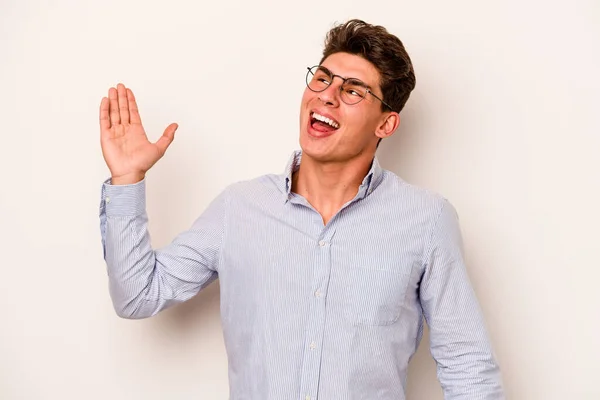 Jovem Caucasiano Isolado Fundo Branco Dançando Divertindo — Fotografia de Stock