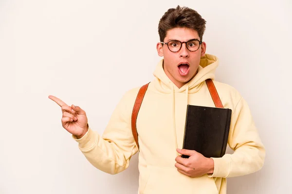 Jovem Estudante Caucasiano Homem Isolado Fundo Branco Apontando Para Lado — Fotografia de Stock