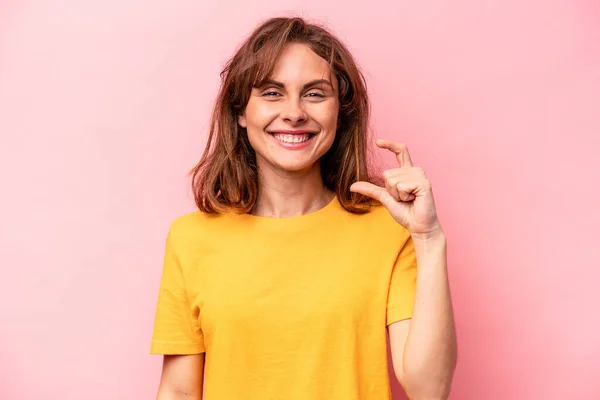 Mulher Caucasiana Jovem Isolado Fundo Rosa Segurando Algo Pouco Com — Fotografia de Stock