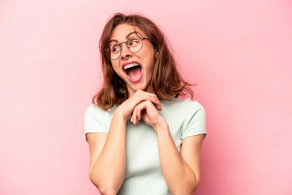 Joven Mujer Caucásica Aislada Sobre Fondo Rosa Mantiene Las Manos — Foto de Stock