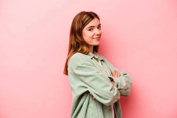 Joven Mujer Caucásica Aislada Sobre Fondo Rosa Feliz Sonriente Alegre —  Fotos de Stock