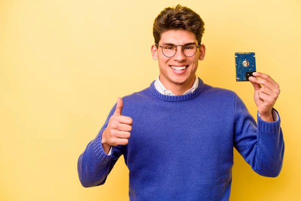 Giovane Caucasico Informatica Uomo Isolato Sfondo Giallo Sorridente Alzando Pollice — Foto Stock