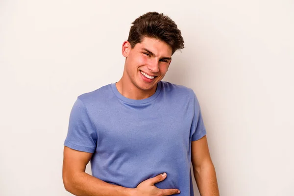 Joven Hombre Caucásico Aislado Sobre Fondo Blanco Toca Barriga Sonríe — Foto de Stock
