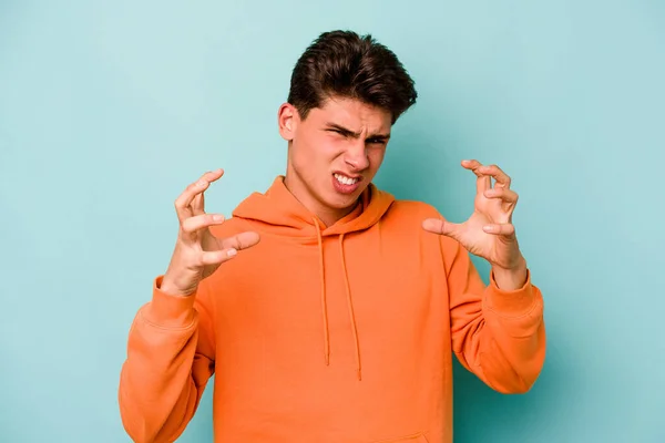 Jovem Caucasiano Isolado Fundo Azul Chateado Gritando Com Mãos Tensas — Fotografia de Stock