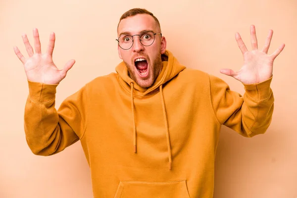 Young Caucasian Man Isolated Beige Background Receiving Pleasant Surprise Excited — Stock Photo, Image