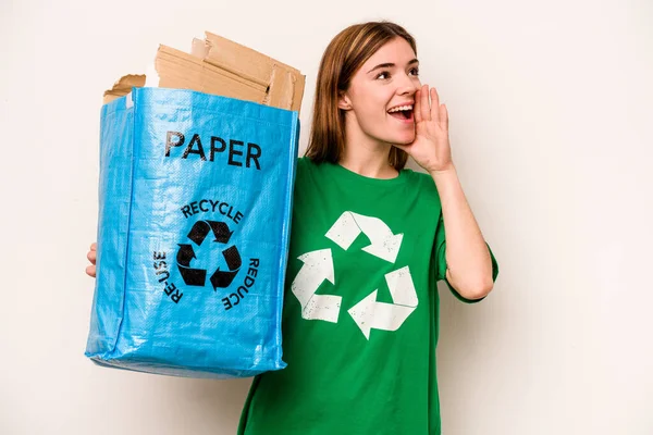 Mladá Žena Drží Recyklační Sáček Plný Papíru Recyklovat Izolované Bílém — Stock fotografie