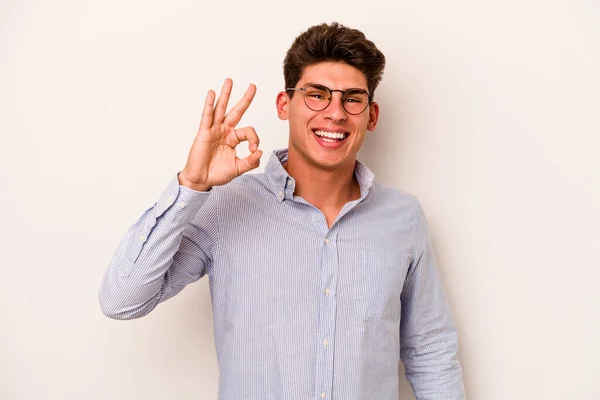 Jonge Blanke Man Geïsoleerd Witte Achtergrond Vrolijk Vol Vertrouwen Tonen — Stockfoto