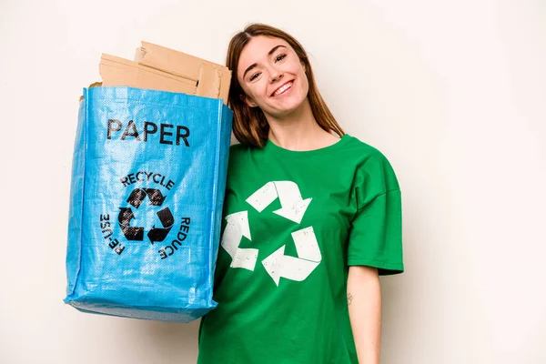 白い背景に隔離されたリサイクル紙の袋を持っている若い女性は 笑顔と陽気 — ストック写真