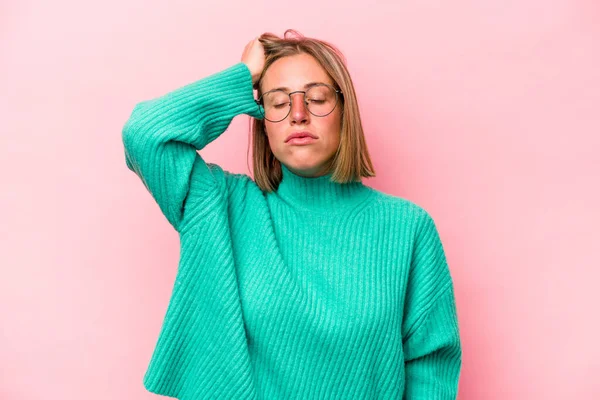 Giovane Donna Caucasica Isolata Sfondo Rosa Stanca Molto Assonnata Mantenendo — Foto Stock