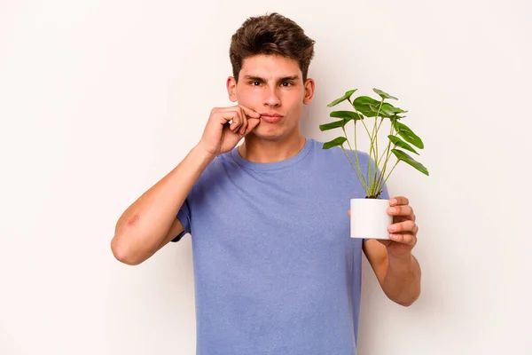 Jonge Blanke Man Met Een Plant Geïsoleerd Witte Achtergrond Met — Stockfoto