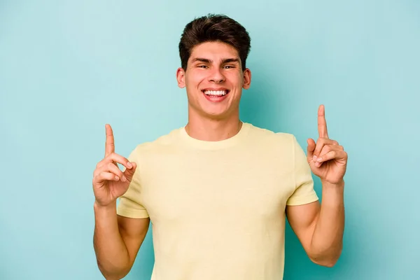 Jonge Blanke Man Geïsoleerd Blauwe Achtergrond Geeft Aan Met Beide — Stockfoto