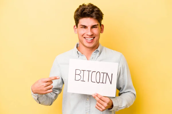 Jeune Homme Caucasien Tenant Bitcoin Placard Isolé Sur Fond Jaune — Photo