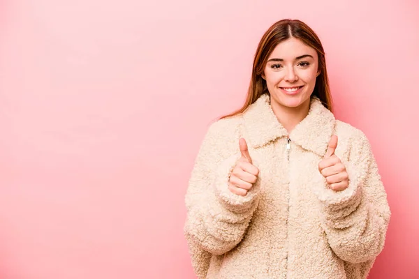 Mujer Joven Caucásica Aislada Sobre Fondo Rosa Sonriendo Levantando Pulgar — Foto de Stock