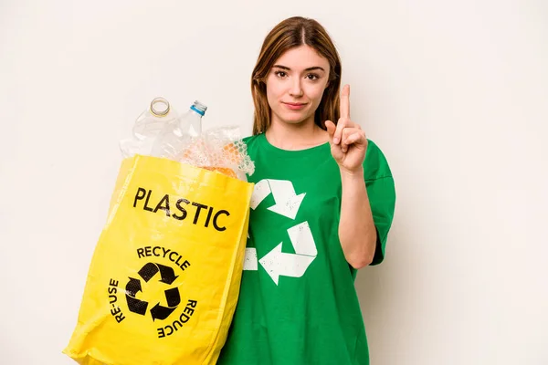 Jeune Femme Tenant Sac Rempli Bouteilles Plastique Recycler Isolé Sur — Photo