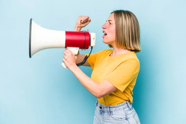 Jonge Kaukasische Vrouw Met Een Megafoon Geïsoleerd Blauwe Achtergrond — Stockfoto